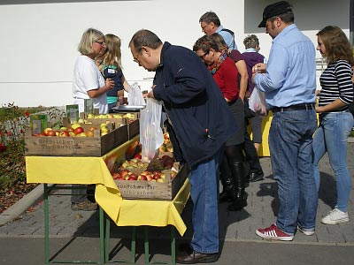 Die Gste konnten Tafelobst probieren und kaufen ...