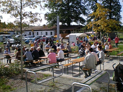 Kaffeetrinken vor dem Haus