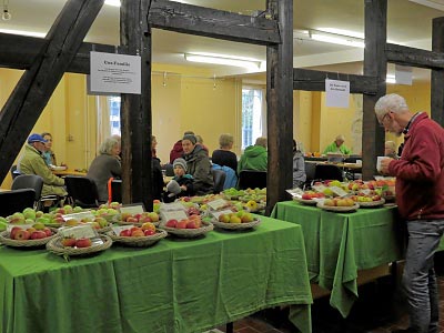 Sortenausstellung mit fast 100 verschiedenen Sorten