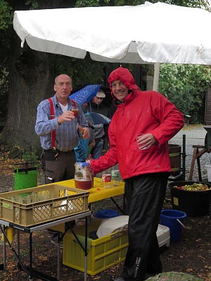 Frisch gepresster Apfelsaft schmeckt auch bei Regen