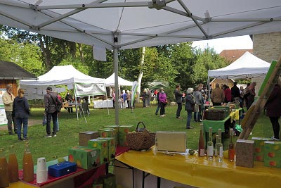 Blick vom ASt-Stand auf die Marktstnde