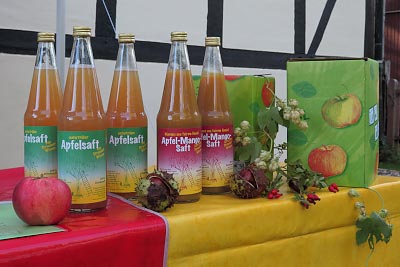  Das Sortiment in unserem Saftladen: Apfelsaft, Apfel-Mango-Saft und andere Mischsfte