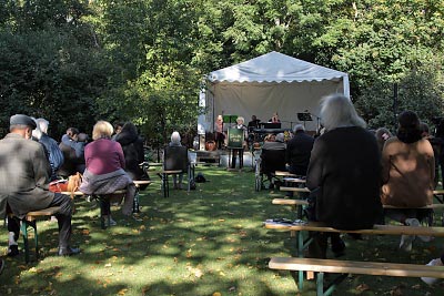 Gottesdienst im Freien mit Musik von Lorrie Berndt und ihrer Band