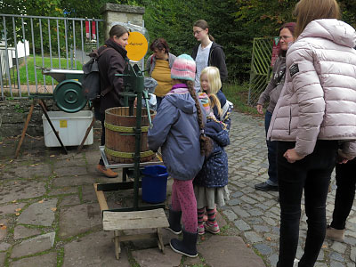 … das gibt Apfelsaft mit Muskelkraft