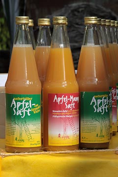 Unser Streuobstsaft in Flaschen: Apfelsaft und Apfel-Mango-Saft