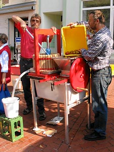 Bild vergrößern <b>Apfelsaft mit Muskelkraft ... </b><br />Unsere kleine Saftpresse mit Schnitzelwerk auf dem Bauernmarkt in Helmstedt
