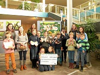 Die Schler und Schlerinnen der Freien Waldorfschule Wolfsburg nahmen den Scheck freudig entgegen